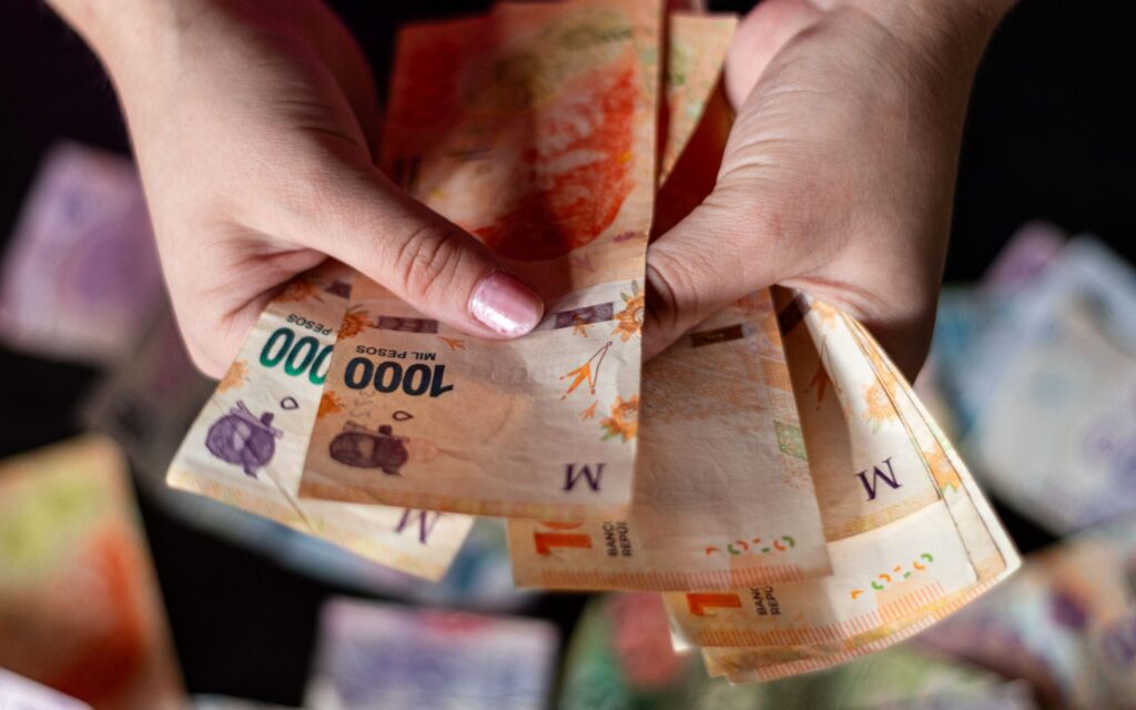 Sobres de papel con billetes de euro en su interior ordenados para el presupuesto mensual.