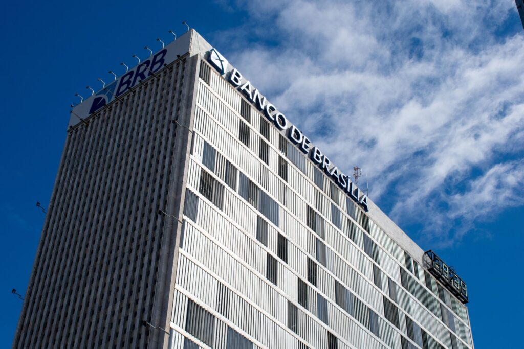 Edificio de entidad bancaria moderna que representa las decisiones sobre tipos de interés en 2026.