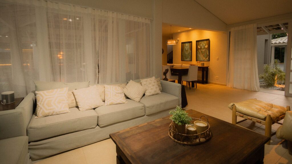 Salón de una vivienda bien iluminado y acogedor que representa el confort y el ahorro de energía en el hogar.