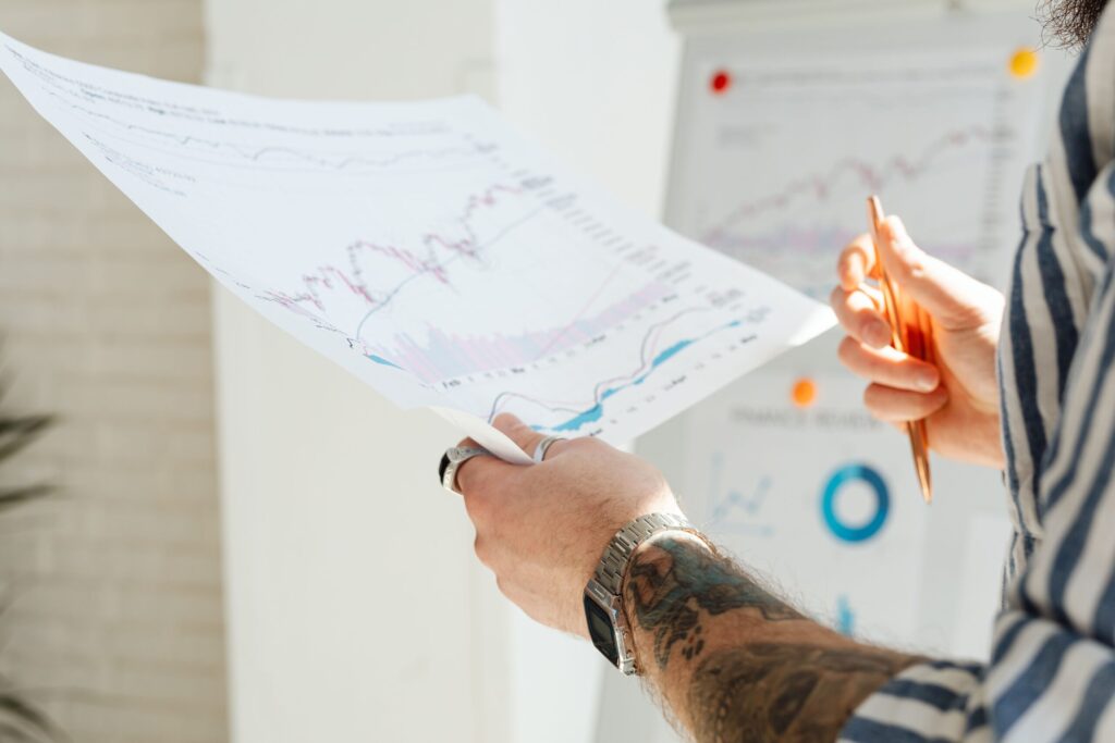 Persona analizando gráficos financieros de rentabilidad en fondos indexados en euros.