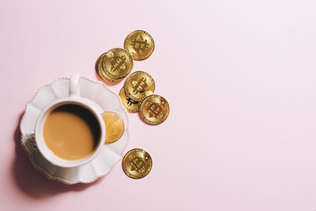 Gastos hormiga diarios como el cafe y monedas de euro para ahorrar dinero
